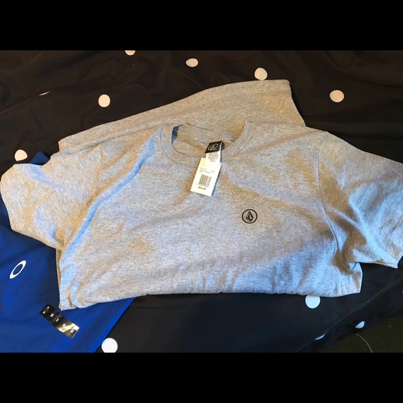 Oakley and volcom men’s shirts - Picture 3 of 3